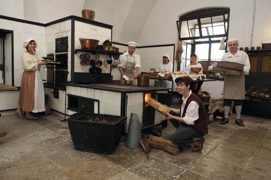 Oživená zámecká kuchyně na zámku Žleby. Zdroj: Národní památkový ústav, CC BY-NC-ND 3.0 CZ