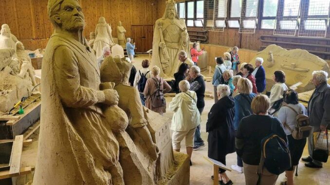 Úžasný svět písku – obří sochy z písku v areálu zámku Doksy. Zdroj: Eva Burešová, @uzasnysvetpisku