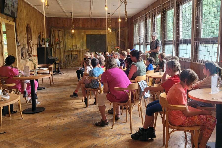 Kavárna v areálu zámku Doksy. Zdroj: Eva Burešová, @uzasnysvetpisku