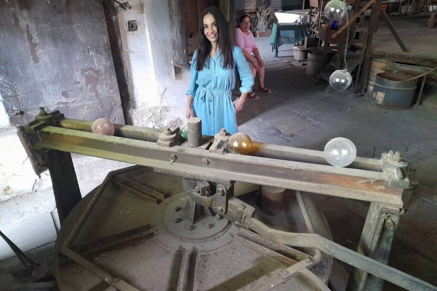 Tasickou sklárnu navštívila i herečka Michaela Kuklová. Zdroj: Zdroj: Huť Jakub Tasice