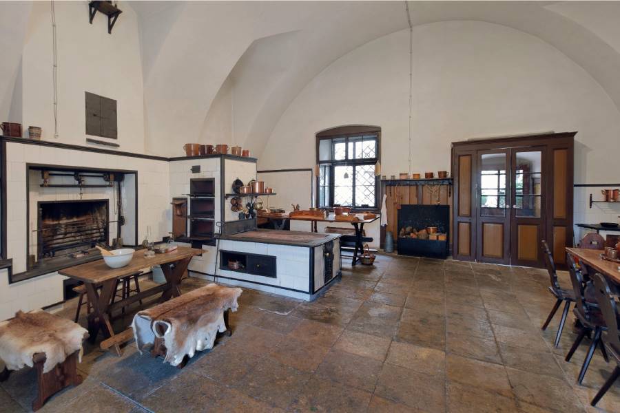 Oživená zámecká kuchyně na zámku Žleby. Zdroj: Národní památkový ústav, CC BY-NC-ND 3.0 CZ