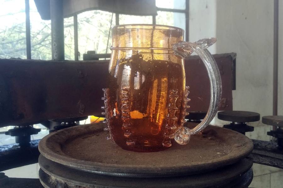 Tradiční řemeslo v Tasici žije dál – vznikají tu originální skleněné artefakty. Zdroj: Huť Jakub Tasice