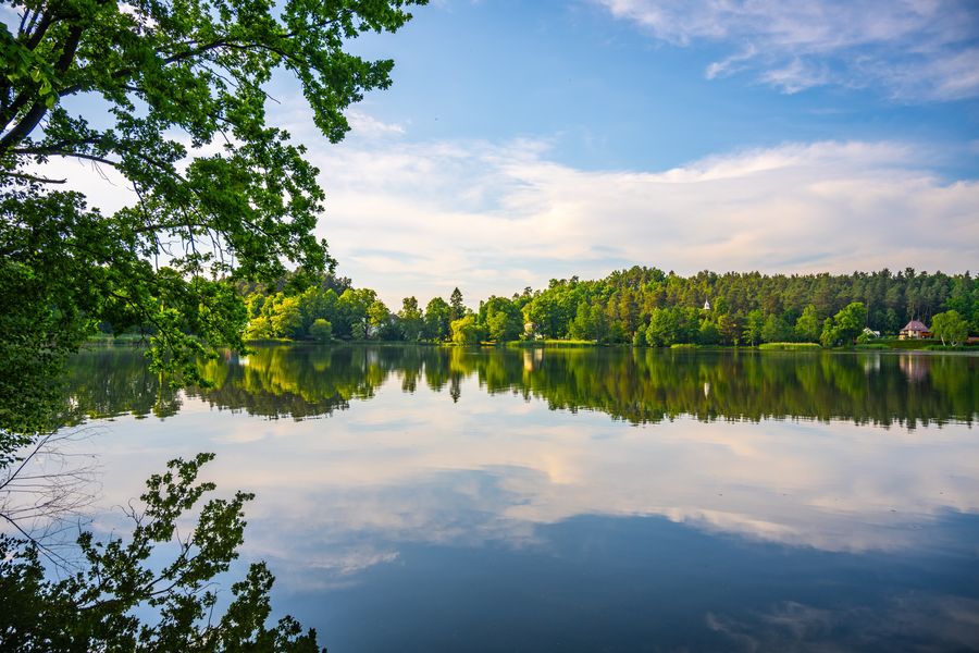 Hamerské jezero. Zdroj: Shutterstock.com/2445816967/Pyty