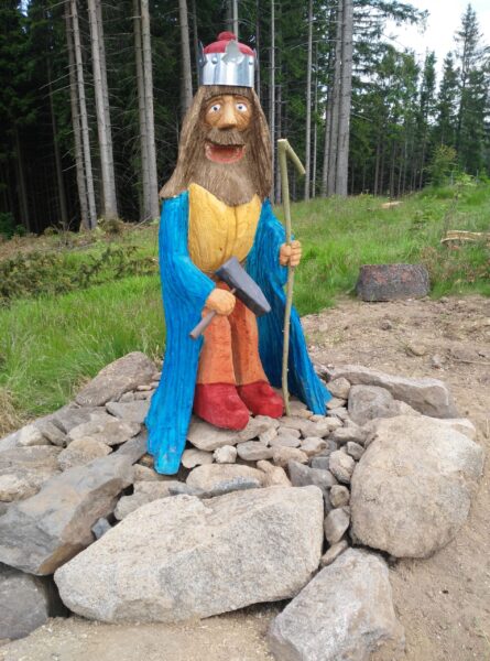 Dřevěná socha Krále Permoníků u rozhledny Feistův kopec. Zdroj: Obec Olešnice v Orlických horách