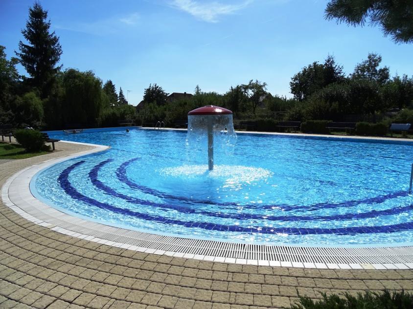 Koupaliště Kněžmost: Rodinná oáza s vodním hřibem. Zdroj: www.knezmost.cz