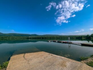 Jezero Barbora v Ústeckém kraji. Zdroj: Shutterstock.com/DAN_SHMIDT/2323354675