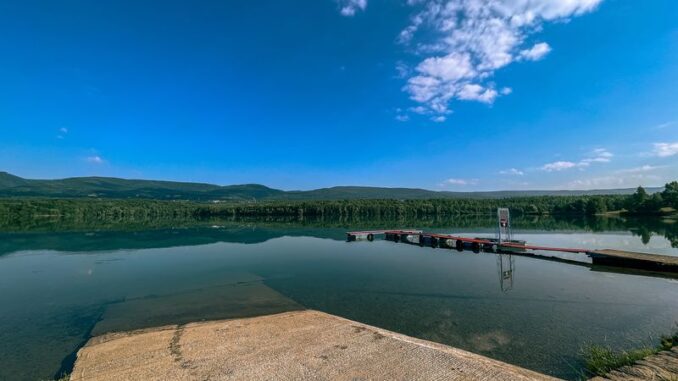Jezero Barbora v Ústeckém kraji. Zdroj: Shutterstock.com/DAN_SHMIDT/2323354675