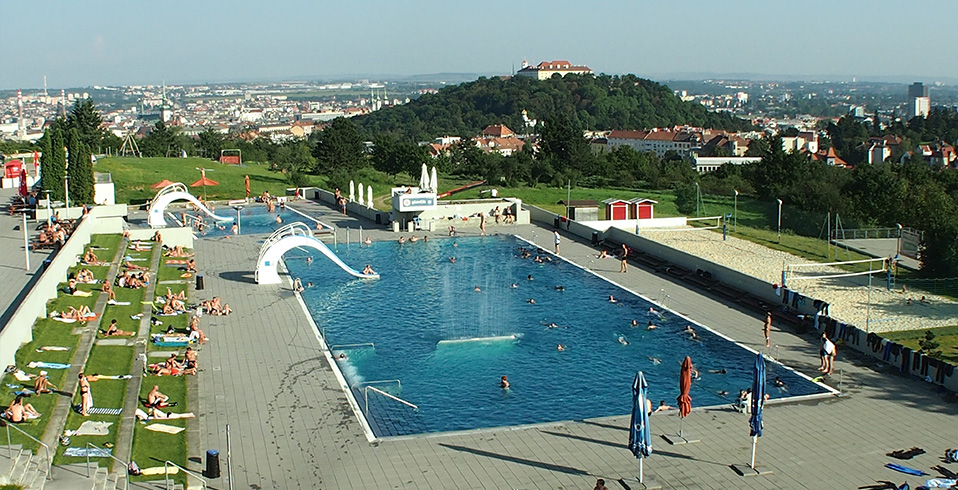 Kraví hora: Perfektní pro ranní plavce a seniory. Zdroj: Web koupaliště Kraví hora