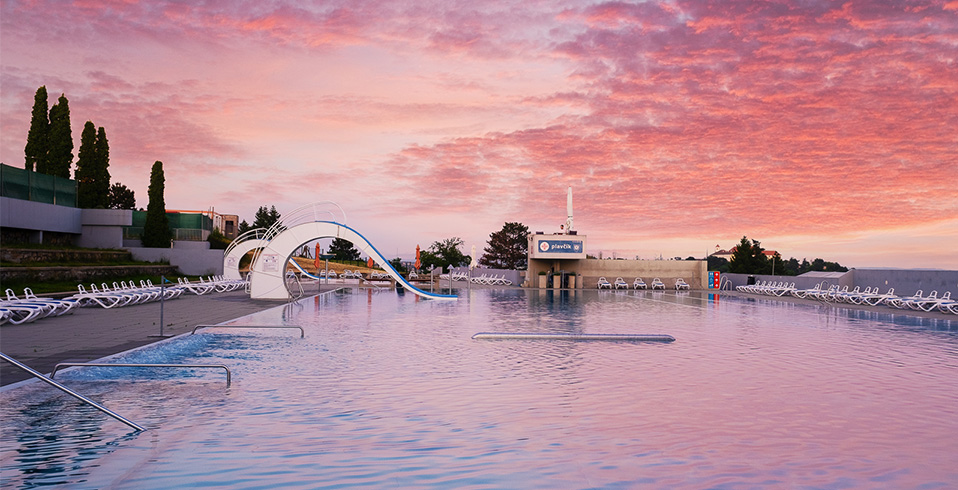 Kraví hora: Perfektní pro ranní plavce a seniory. Zdroj: Web koupaliště Kraví hora