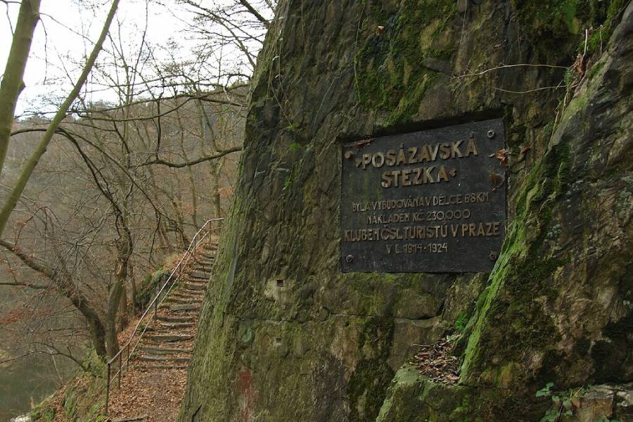 Pamětní deska věnovaná vybudování Posázavské stezky. Foto: Aktron / Wikimedia Commons