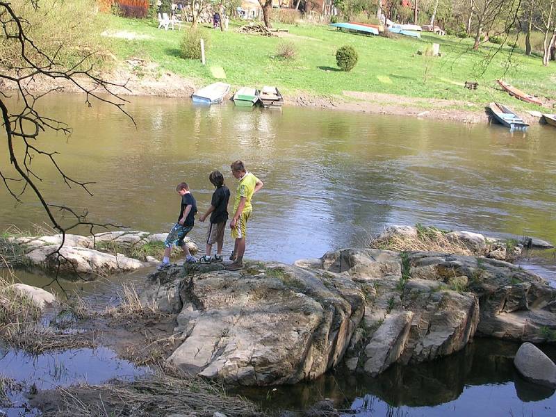 Pikovice, skalky v Sázavě. Foto: ŠJů, CC BY-SA 3.0 ,Wikimedia Commons
