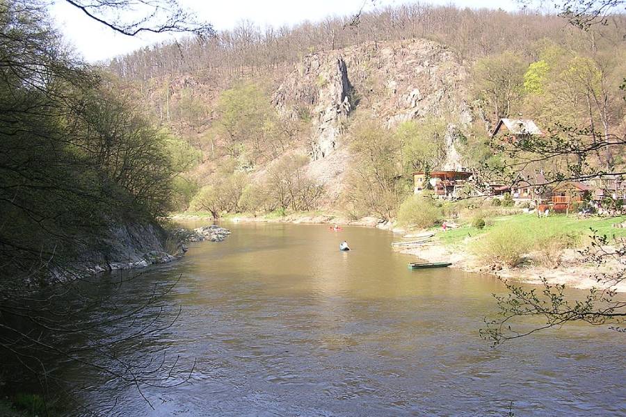 Petrov, řeka Sázava, v pozadí skalní útvar Pikovická jehla. Pohled z Posázavské stezky (Hradištko-Pikovice). Zdroj: ŠJů, CC BY-SA 3.0 , Wikimedia Commons