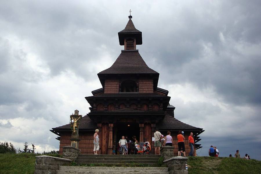 Kaple sv. Cyrila a Metoděje na Radhošti. Autor: Bararich8, CC BY-SA 3.0, Wikimedia Commons