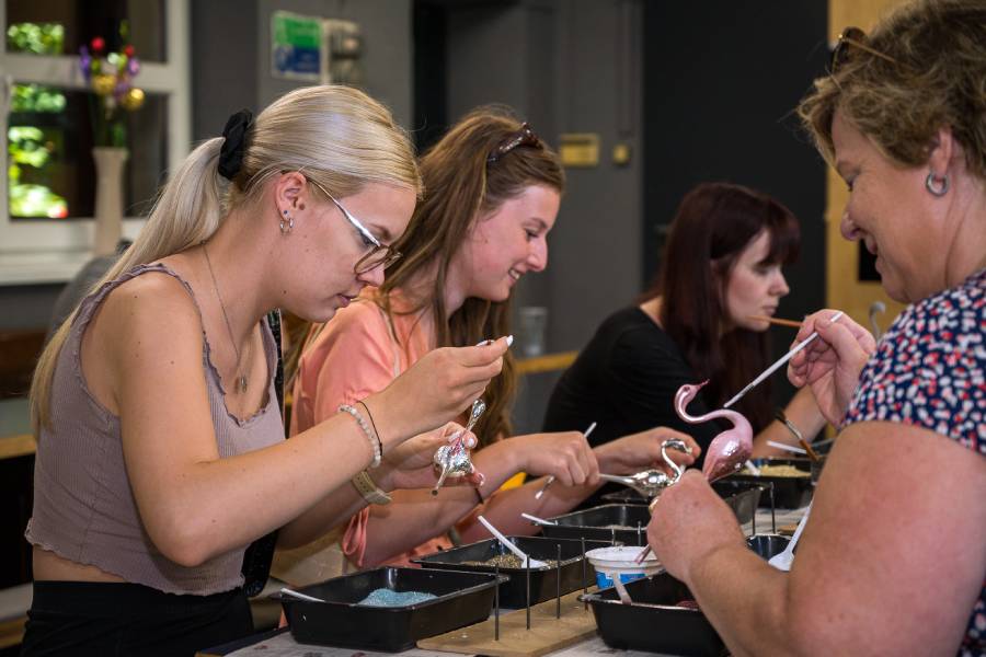 Vytvořte si vlastní labuť. Zdroj: Řemeslná vánoční sklárna Koulier