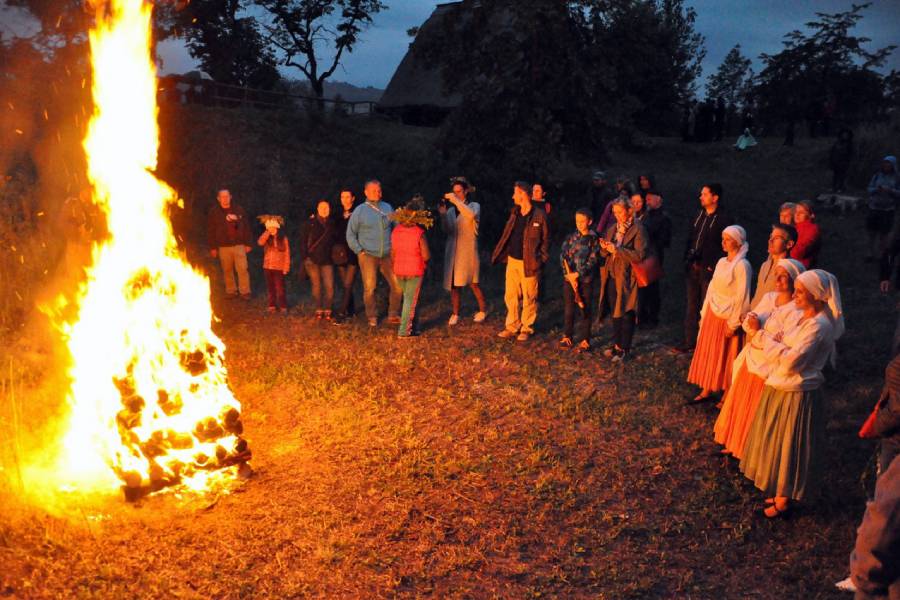 Svatojánská noc je tradiční evropský lidový svátek slavený v předvečer svátku svatého Jana Křtitele, tedy z 23. na 24. června. Zdroj: Muzeum lidových staveb v Kouřimi