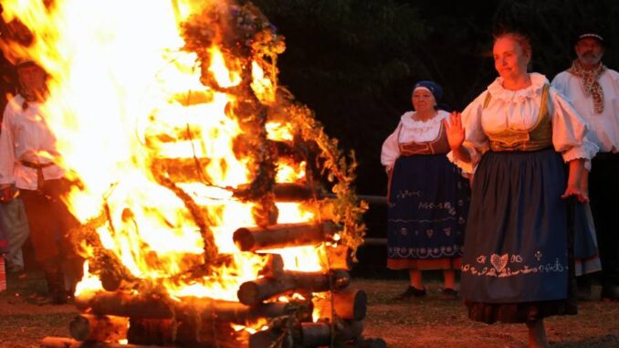 Program Svatojánské noci připomíná tradice letního slunovratu a lidové zvyky spojené s tímto obdobím. Zdroj: Muzeum lidových staveb v Kouřimi