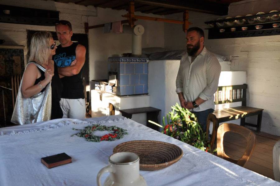 Speciální podvečerní prohlídka roubenek s výkladem o letních lidových obyčejích. Zdroj: Muzeum lidových staveb v Kouřimi