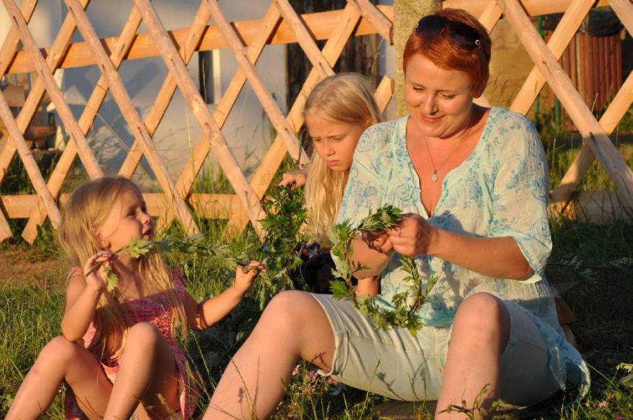 Vití věnců z devatera bylin. Zdroj: Muzeum lidových staveb v Kouřimi