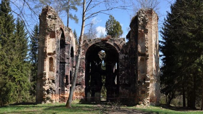 Zřícenina kostela sv. Jana Křtitele v Plzeňském kraji. Foto: Petr Fabian. Zdroj: Hrady-zříceniny.cz