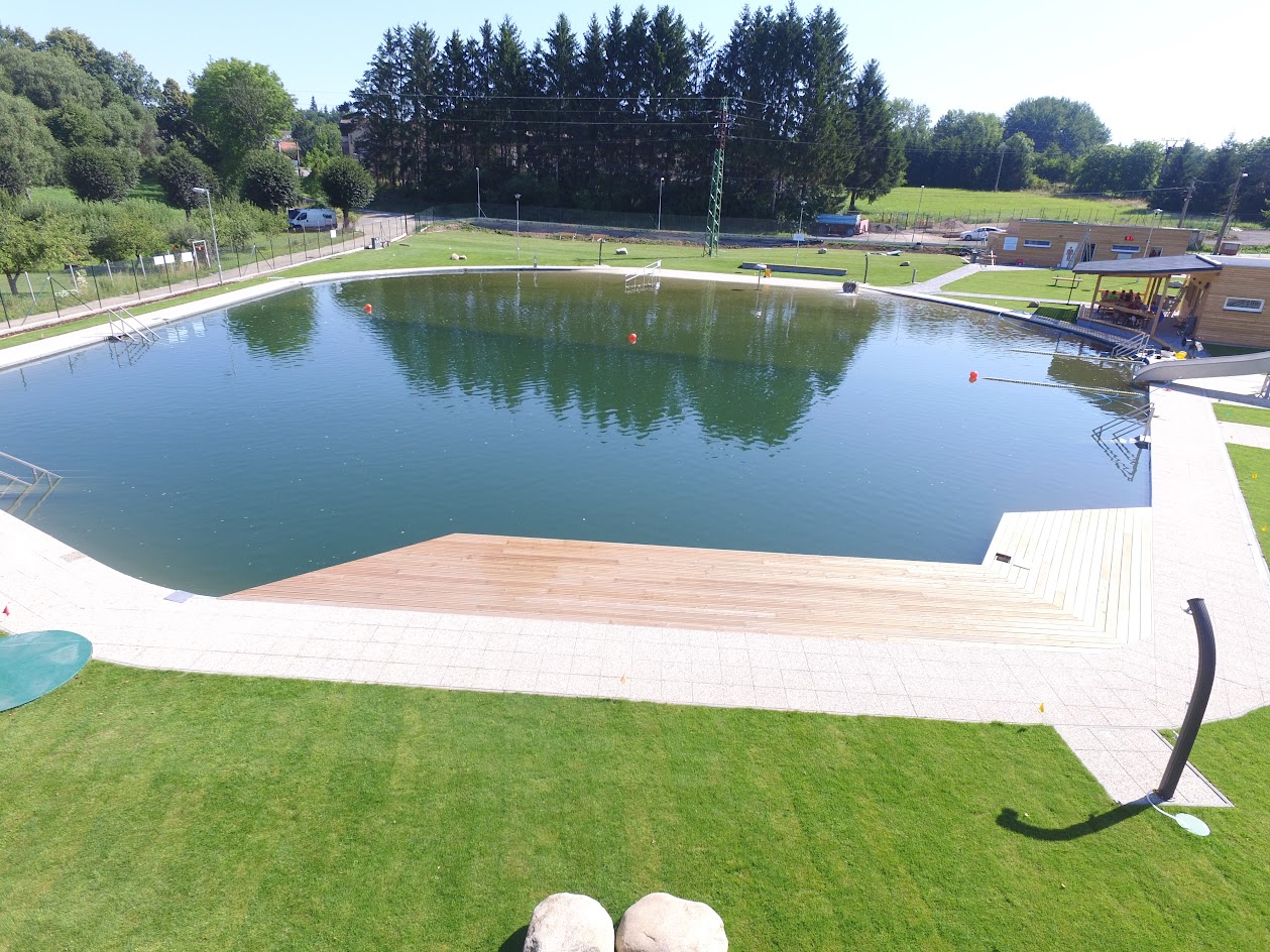 Přírodní koupaliště Divišov baví celou rodinu. Zdroj: Přírodní koupaliště Divišov, Městys Divišov