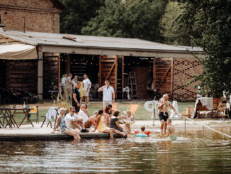 Přírodní koupací biotop v Honěticích: Bezbariérový přístup k vodním radovánkám. Zdroj: Dvůr Honětice.