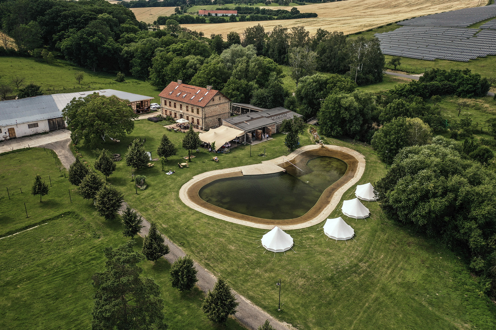 Přírodní koupací biotop v Honěticích: Bezbariérový přístup k vodním radovánkám. Zdroj: Dvůr Honětice.