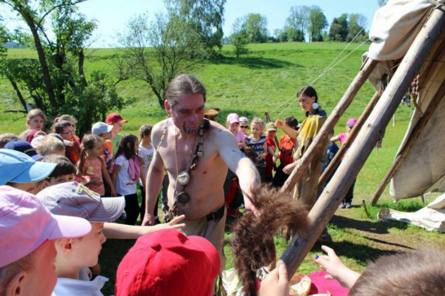 Poznejte svět prérijních indiánů – komentované prohlídky v indiánské vesničce. Zdroj: Indiánská vesnička Rosehill, rosehill.cz
