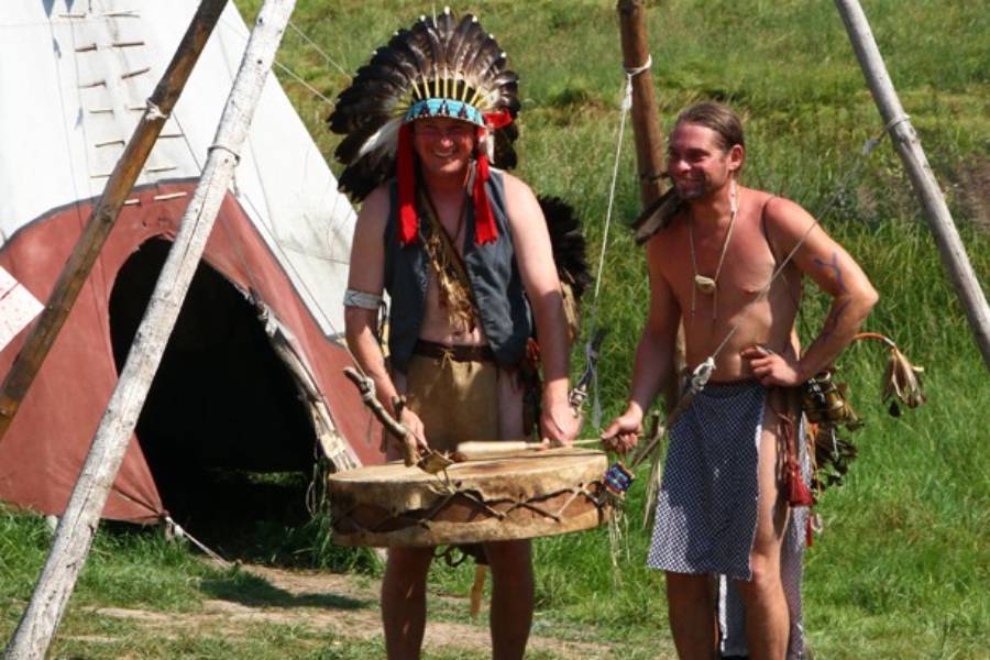 Poznejte svět prérijních indiánů – komentované prohlídky v indiánské vesničce. Zdroj: Indiánská vesnička Rosehill, rosehill.cz