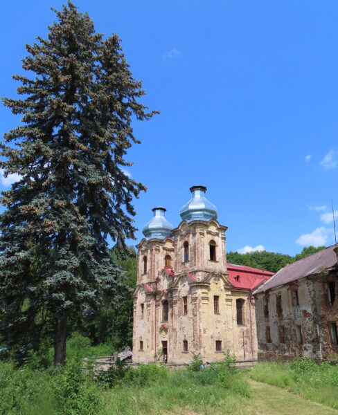 Kostel Navštívení Panny Marie ve Skocích. Pohled od tábořiště. Zdroj a autor: Pavla Košík Jelínková