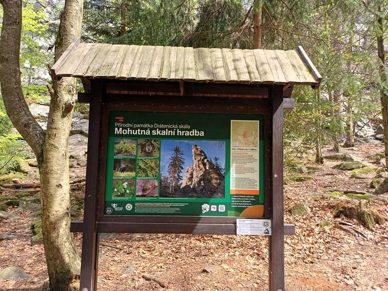 Informační tabule o Drátenické skále ve Žďárských vrších. Foto: Anna Petruželková