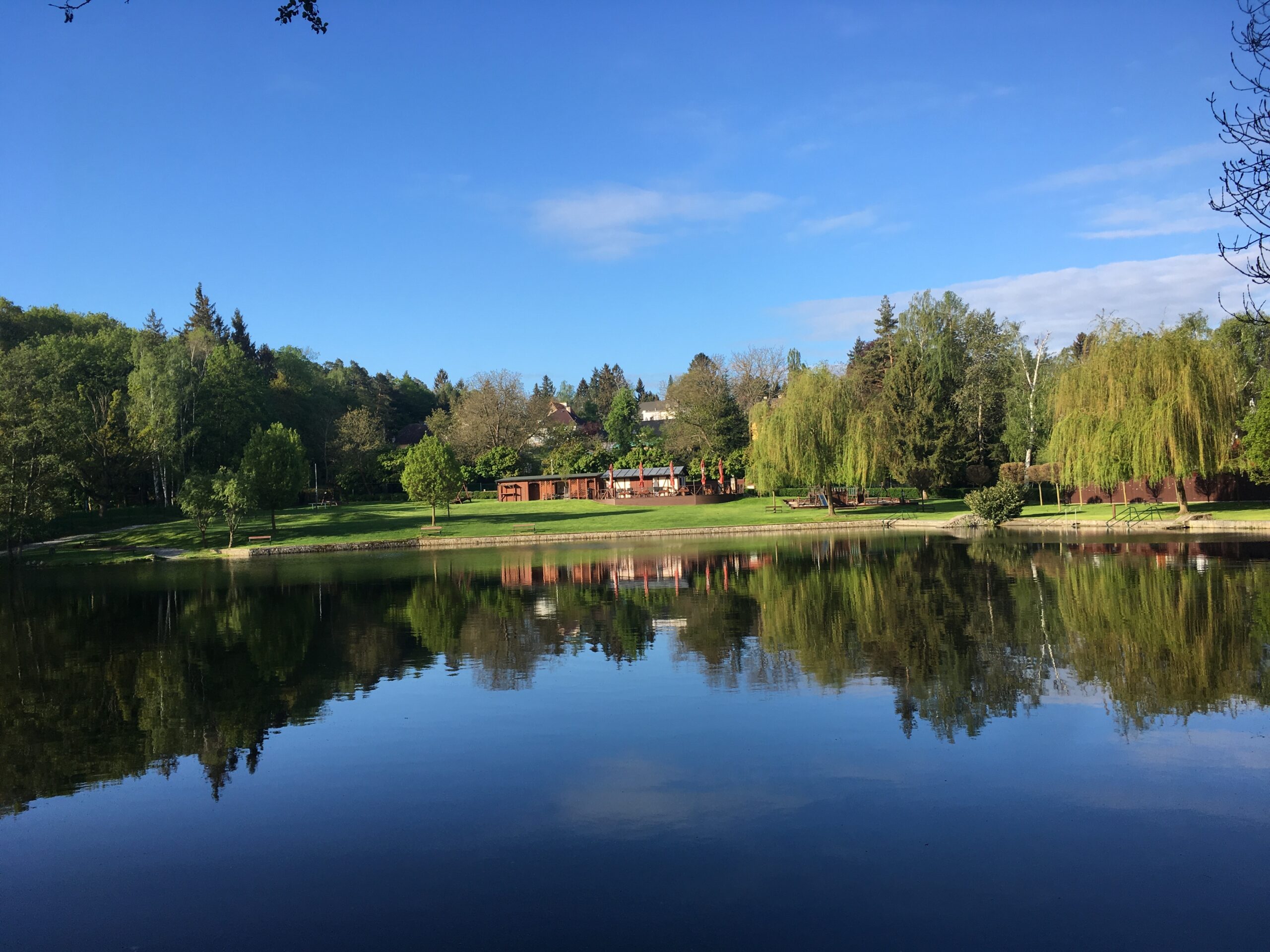 Přírodní koupaliště a plovárna Jureček – hřiště i lanovka Poletucha. Zdroj: www.jurecek-ricany.cz