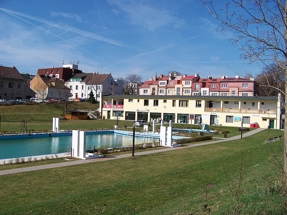 Koupaliště Stírka v Praze. Autor: ŠJů (cs:ŠJů), licence CC BY-SA 3.0. Zdroj foto: <a href="https://commons.wikimedia.org/wiki/File:Koupali%C5%A1t%C4%9B_St%C3%ADrka,_z_ulice_Na_p%C4%9B%C5%A1in%C3%A1ch.jpg">Wikimedia Commons</a>