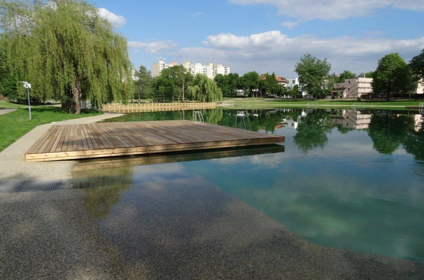 Koupaliště Lhotka: Zelená oáza uprostřed sídliště neomrzí. Zdroj: Koupaliště Lhotka