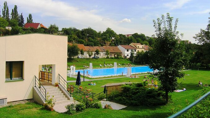 Koupaliště Stírka v Praze. Autor: Packa, licence CC BY-SA 3.0. Zdroj foto: Wikimedia Commons