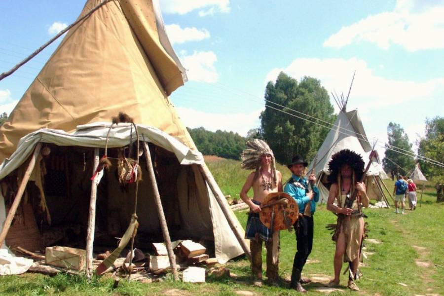 Poznejte svět prérijních indiánů – komentované prohlídky v indiánské vesničce. Zdroj: Indiánská vesnička Rosehill, rosehill.cz