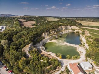 Letecký pohled na lom Janičův vrch. Zdroj: Wikipedia, The photonaut. CC BY-SA 4.0