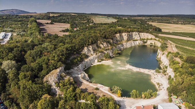 Letecký pohled na lom Janičův vrch. Zdroj: Wikipedia, The photonaut. CC BY-SA 4.0