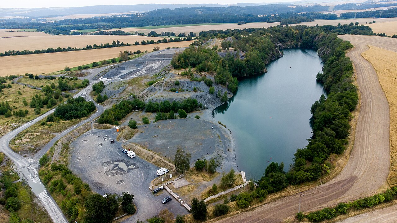 Pohled na lom Šífr ze severu. Zdroj: Wikipedia, Niessnet. CC BY-SA 4.0