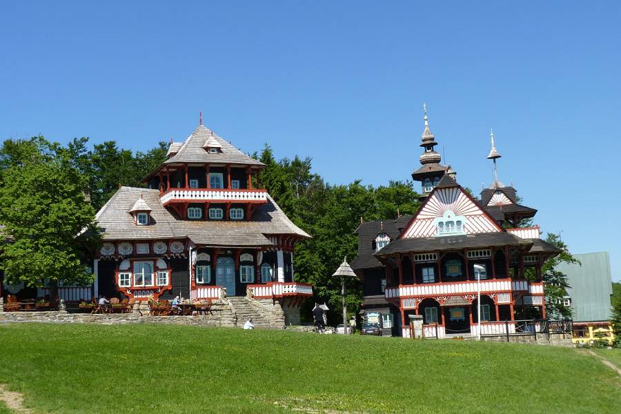 Pustevny, Libušín (vlevo) a Maměnka. Autor: Michal Klajban, CC BY-SA 3.0, Wikimedia Commons