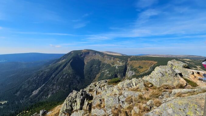 Pohled na Obří důl při cestě na Sněžku. Zdroj: Shutterstock.com/Klarca/2497540647