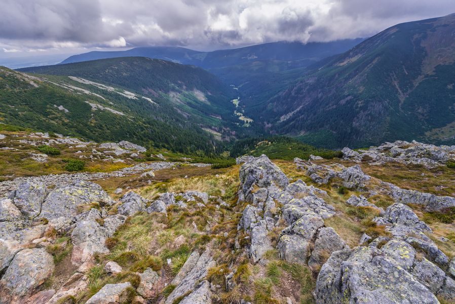 Údolí Obří Důl, pohled z pěšiny na vrchol Sněžky. Zdroj: Shutterstock.com/788460358/Fotokon