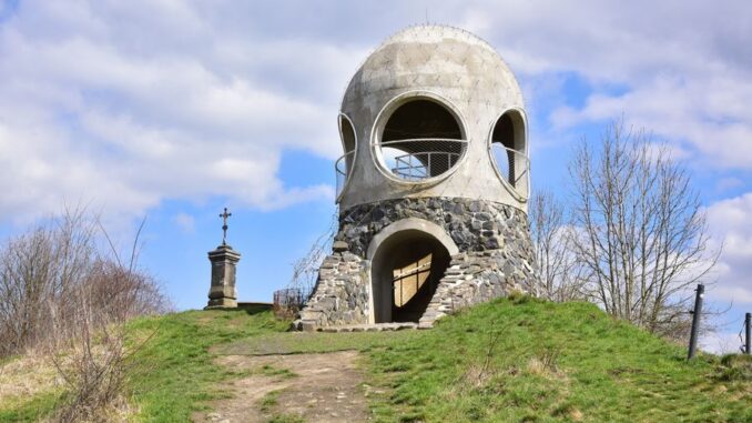 Vyhlídková věž Růženka u obce Růžová v okrese Děčín. Zdroj: Shutterstock.com/2327756831/Radko Voleman