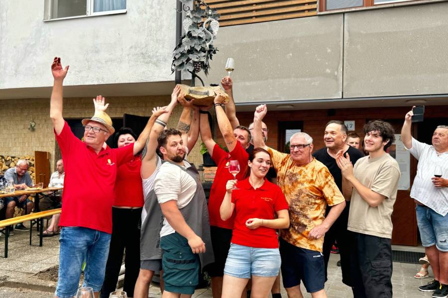 Hustopečský slunovrat s vínem. Zdroj: Hustopečské vinařské bratrstvo, www.vinohustopece.cz