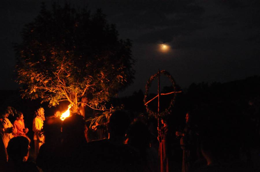 Magický letní slunovrat. Zdroj: Archeoskanzen Modrá