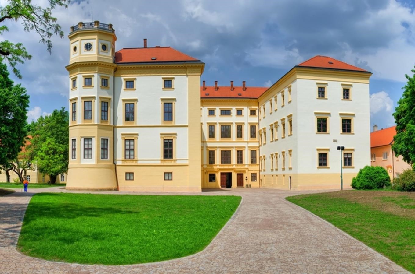 Hrad a zámek Strážnice. Zdroj: By Palickap - Own work, CC BY-SA 4.0, https://commons.wikimedia.org/w/index.php?curid=73598713