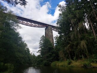 Železniční viadukt v Chrástu u Plzně - pohled z údolí řeky Klabavy. Zdroj foto: https://commons.wikimedia.org/ Szombat78/CC BY-SA 1.00