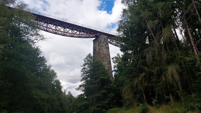 Železniční viadukt v Chrástu u Plzně - pohled z údolí řeky Klabavy. Zdroj foto: https://commons.wikimedia.org/ Szombat78/CC BY-SA 1.00