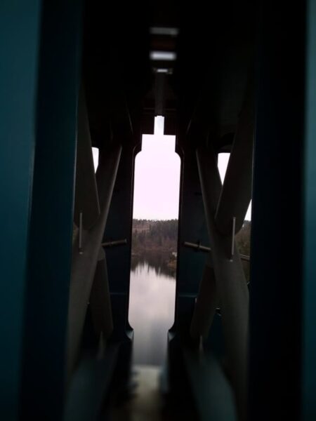 Pohled konstrukcí mostu. Autor a zdroj foto: Pavla Košík Jelínková