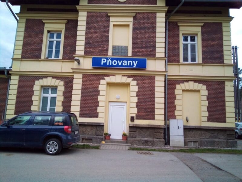 Nejsnazší cesta k mostu je od Pňovanského nádraží, kde lez i pohodlně zaparkovat automobil. Autor a zdroj foto: Pavla Košík Jelínková