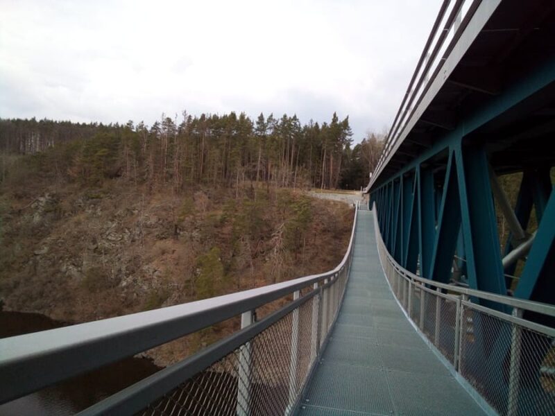Pěší lávka Pńovanského mostu. Autor a zdroj foto: Pavla Košík Jelínková
